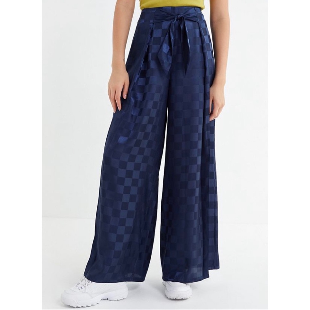 Hold High waisted checkered satin pants